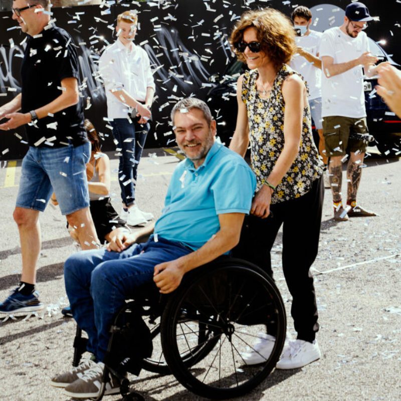 Jose mit seiner Frau bei der Auslieferung