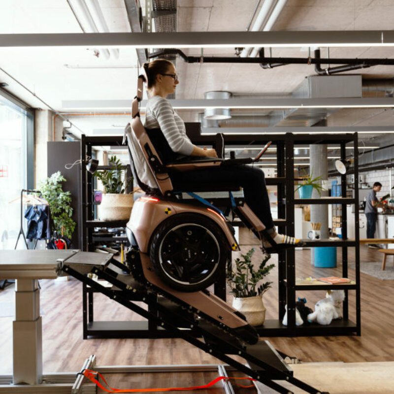 Rollstuhl beim Treppen Test