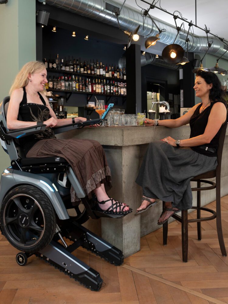 Frau auf Elektrorollstuhl in der Bar