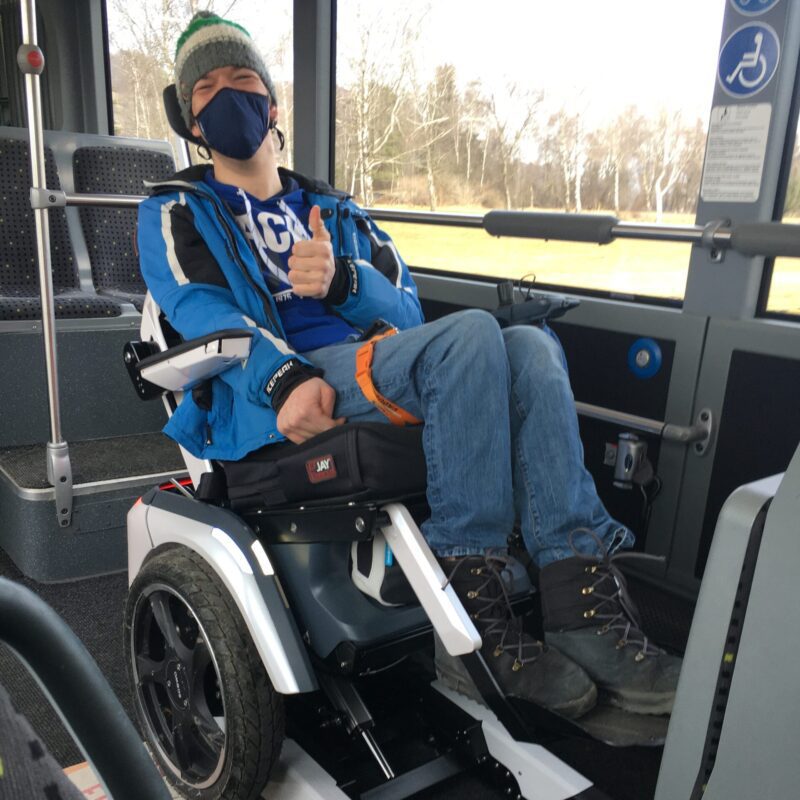 Mit Elektrorollstuhl unterwegs im Bus
