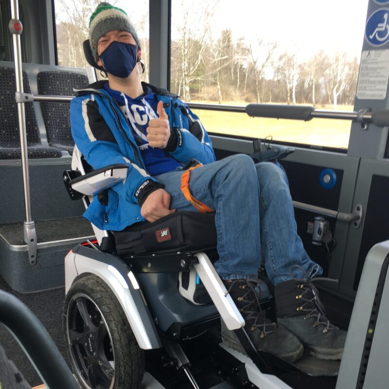 Mit Elektrorollstuhl unterwegs im Bus