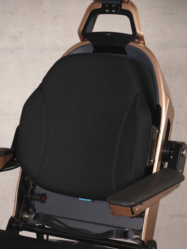 Detailaufnahme von goldenem Elektrorollstuhl