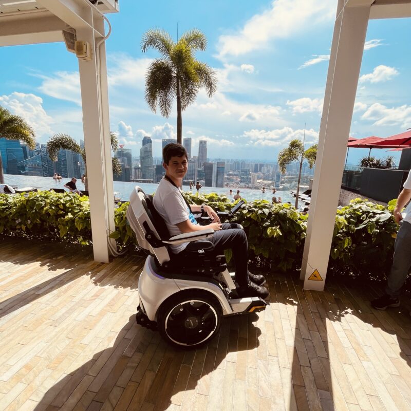 Ein Mann in einem Scewo BRO Elektrorollstuhl in Singapur