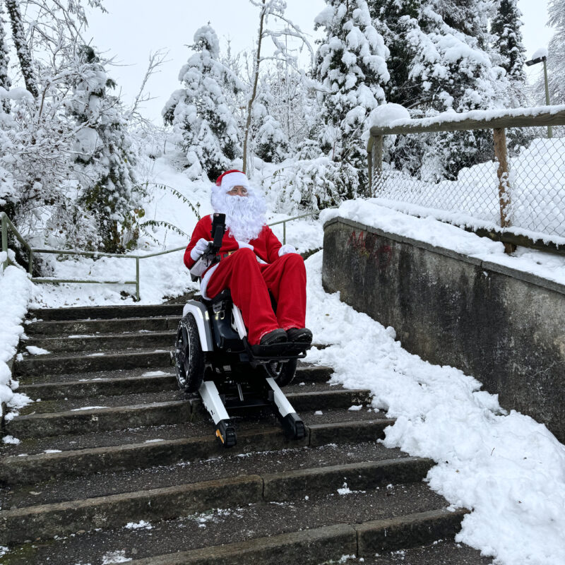 scewo bro weihnachtsmann steigt treppen