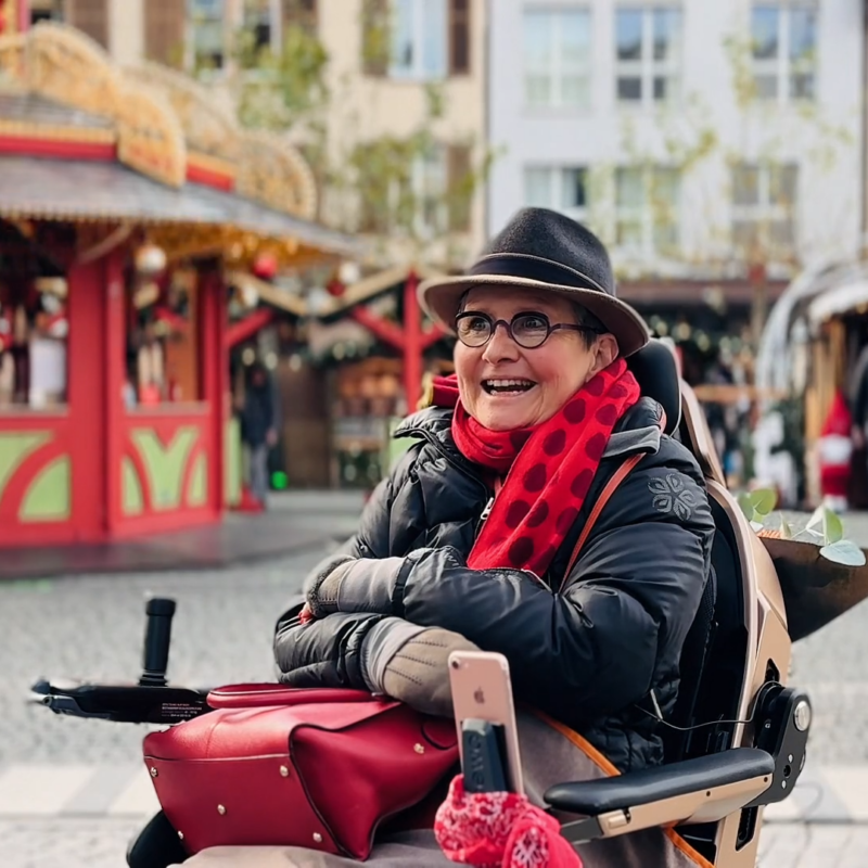 Anne genießt die festliche Stimmung auf dem Weihnachtsmarkt mit dem Scewo BRO an ihrer Seite.