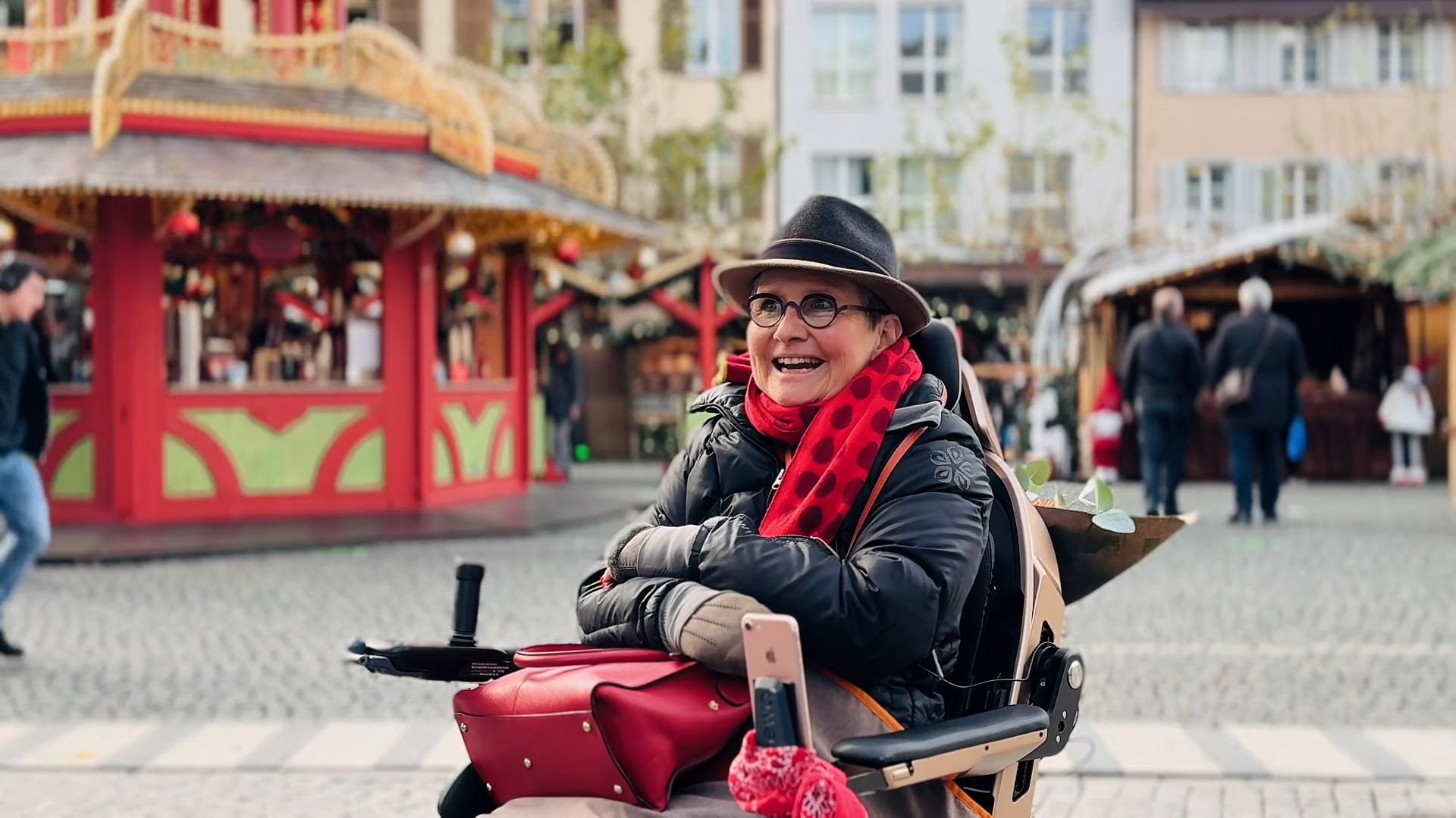 Anne genießt die festliche Stimmung auf dem Weihnachtsmarkt mit dem Scewo BRO an ihrer Seite.