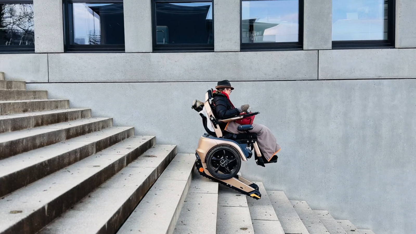 Hindernisse überwinden leicht gemacht: Anne zeigt, wie der treppensteigende Scewo BRO Treppen meistert.