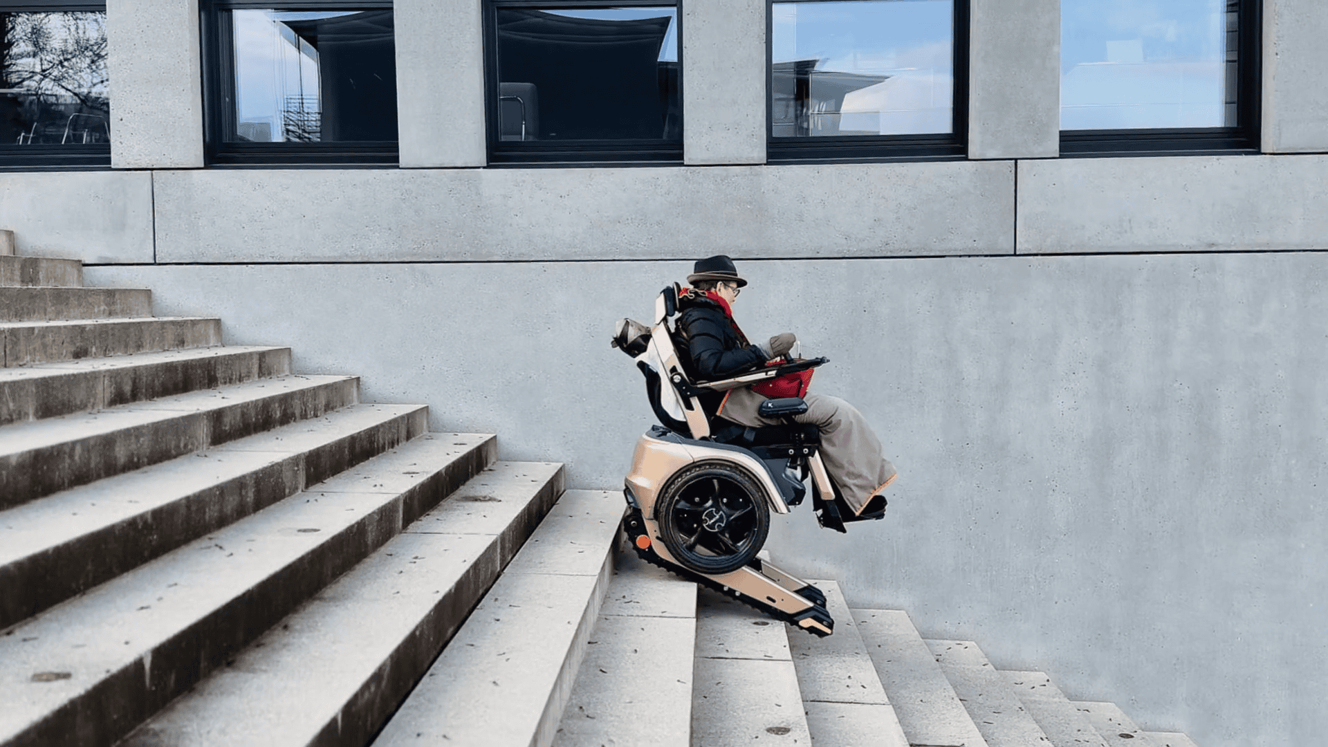 Anne am Treppensteigen mit Scewo Rollstuhl