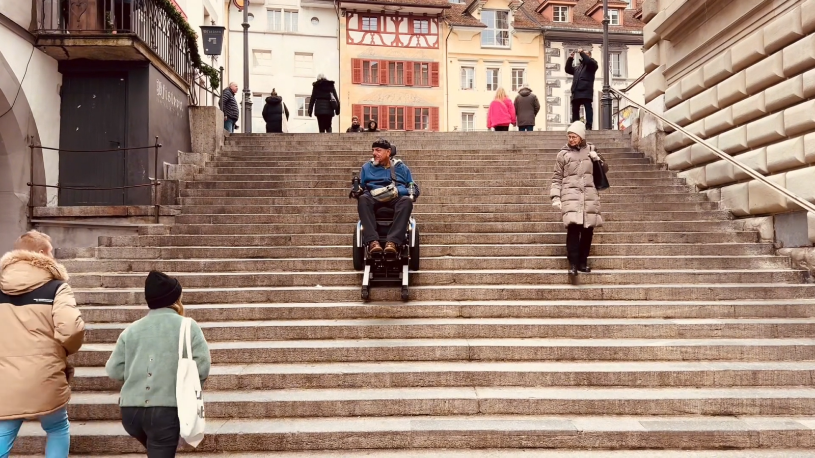 Stefan Baumgartner steigt mit dem Scewo BRO eine große Treppe in der Stadt hinunter.