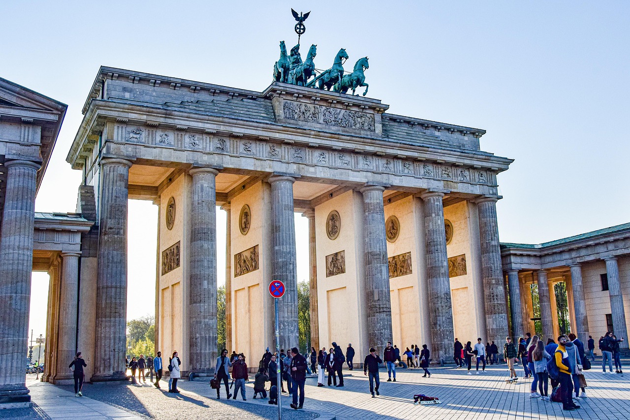 Brandenburger Tor in Berlin mit Menschen davor.