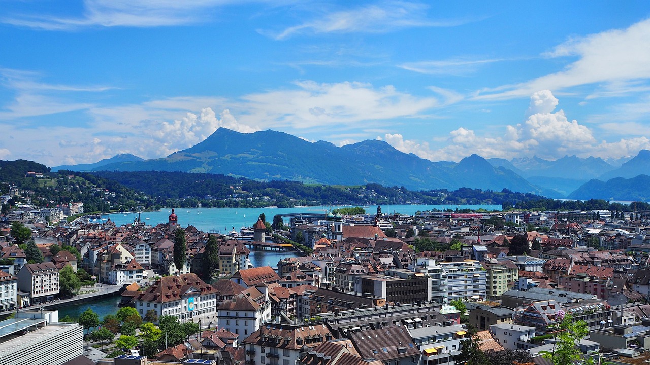 Panorama von Luzern mit Altstadt, Vierwaldstättersee und umliegenden Bergen.
