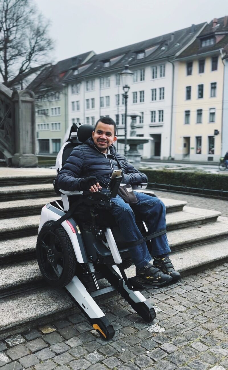 Ein Mann (Acacio Cossa) fährt im treppensteigenden Elektrorollstuhl Scewo BRO Treppen hinunter.