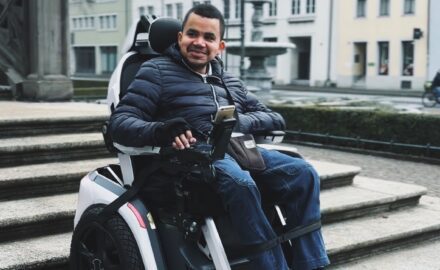 Ein Mann (Acacio Cossa) fährt im treppensteigenden Elektrorollstuhl Scewo BRO Treppen hinunter.