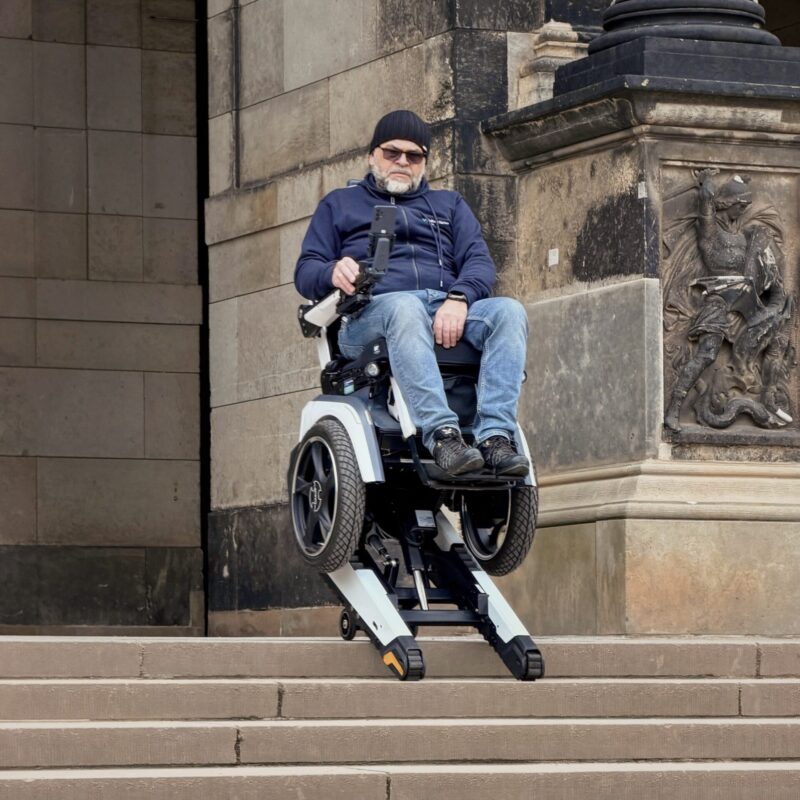 Mann mit Scewo BRO Rollstuhl an der Treppe
