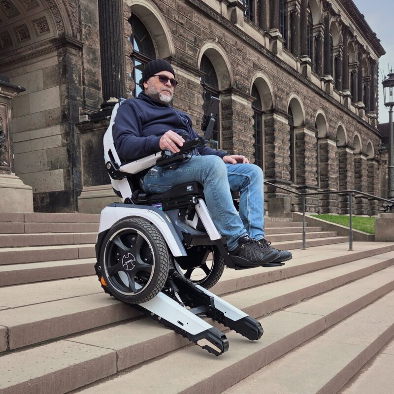 Mann mit Scewo BRO Rollstuhl an der Treppe