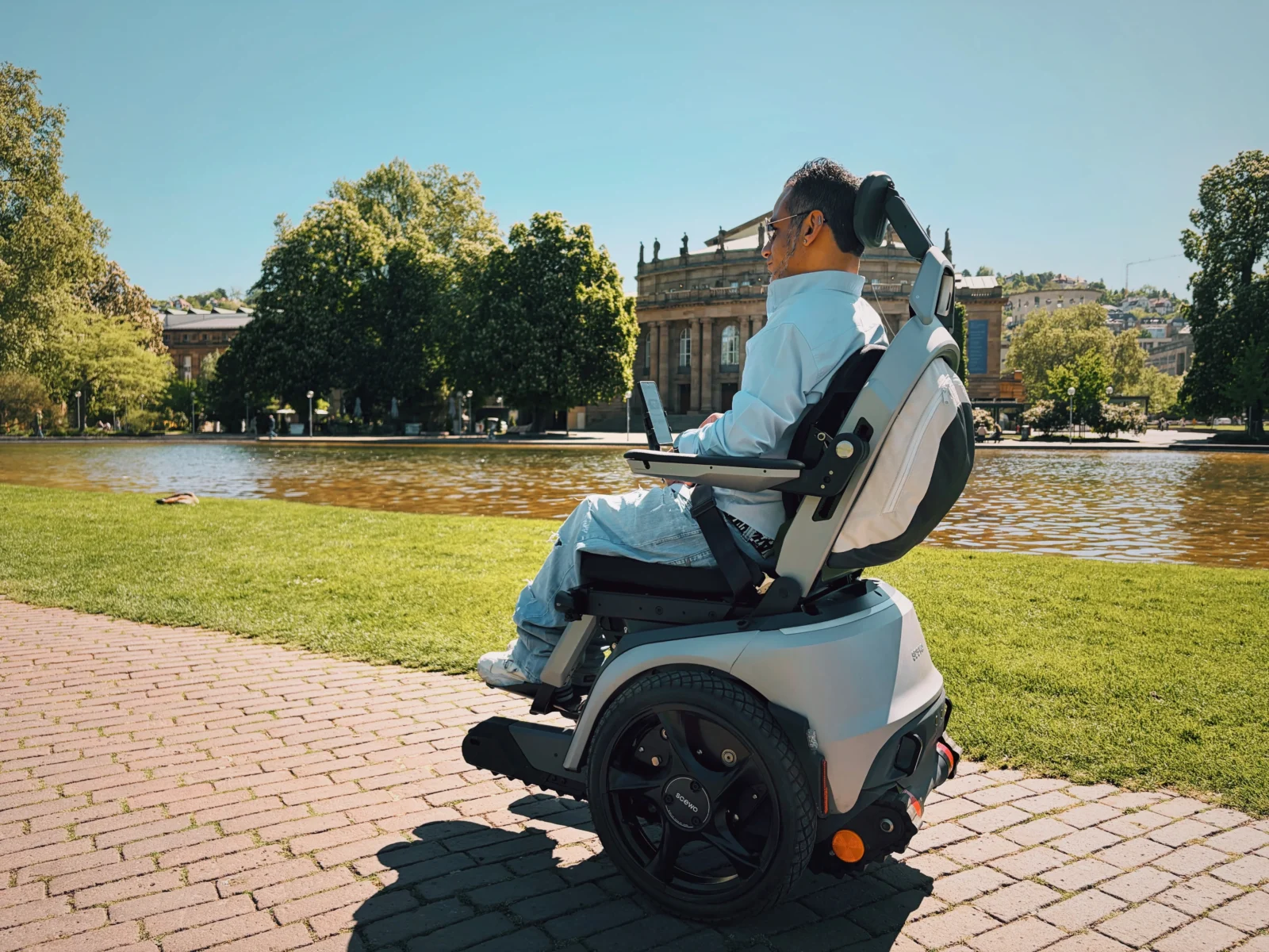 Mann im Scewo BRO Fahrmodus am See