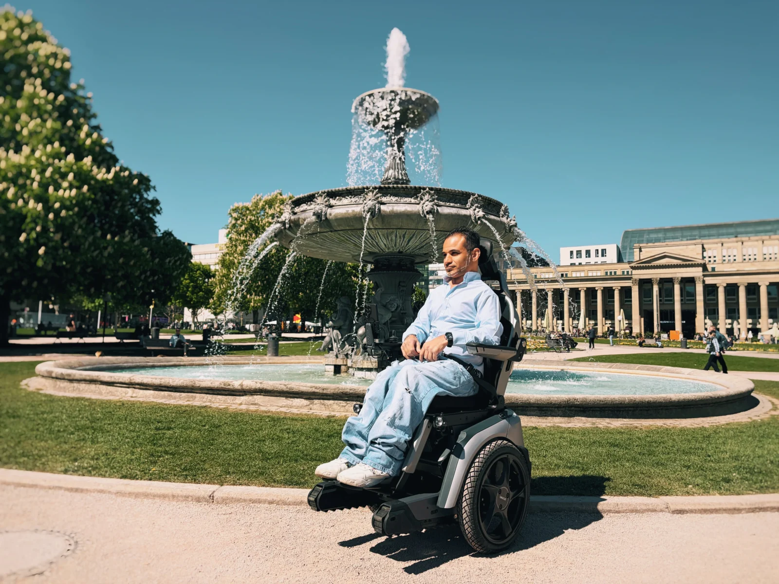 Mann im Scewo BRO Parkmodus am Brunnen Schlossplatz Stuttgart