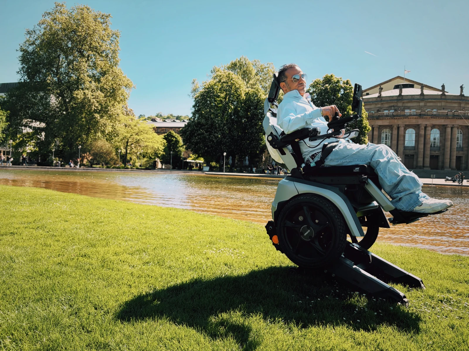 Mann im Scewo BRO Relaxmodus am See Schlossplatz Stuttgart