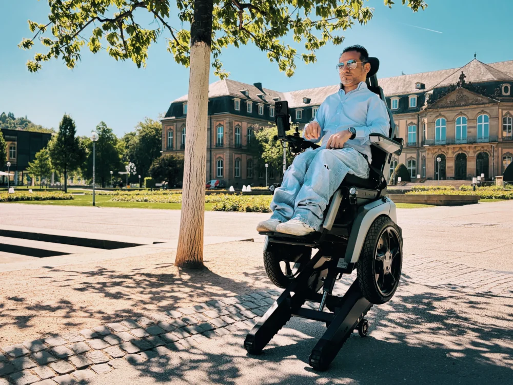 Mann im Scewo BRO Sitzlift Schlossplatz Stuttgart