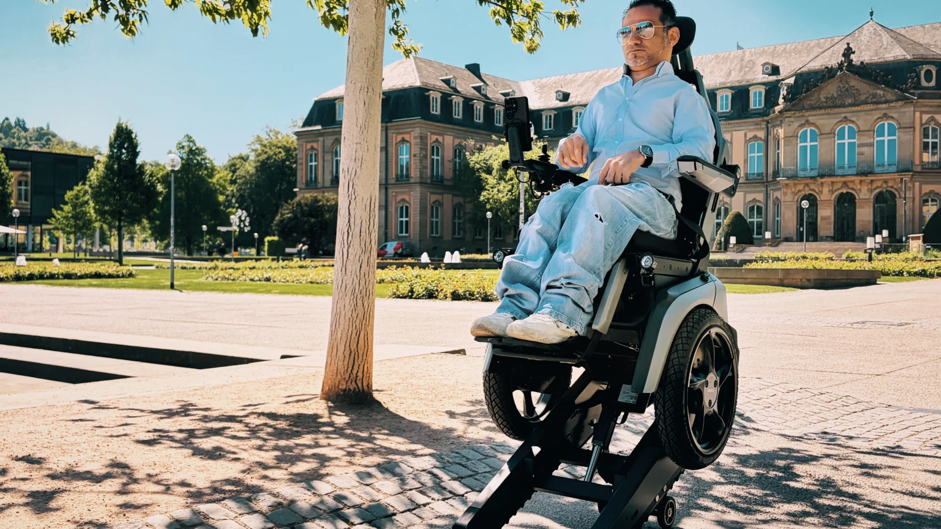 Mann im Scewo BRO Sitzlift Schlossplatz Stuttgart
