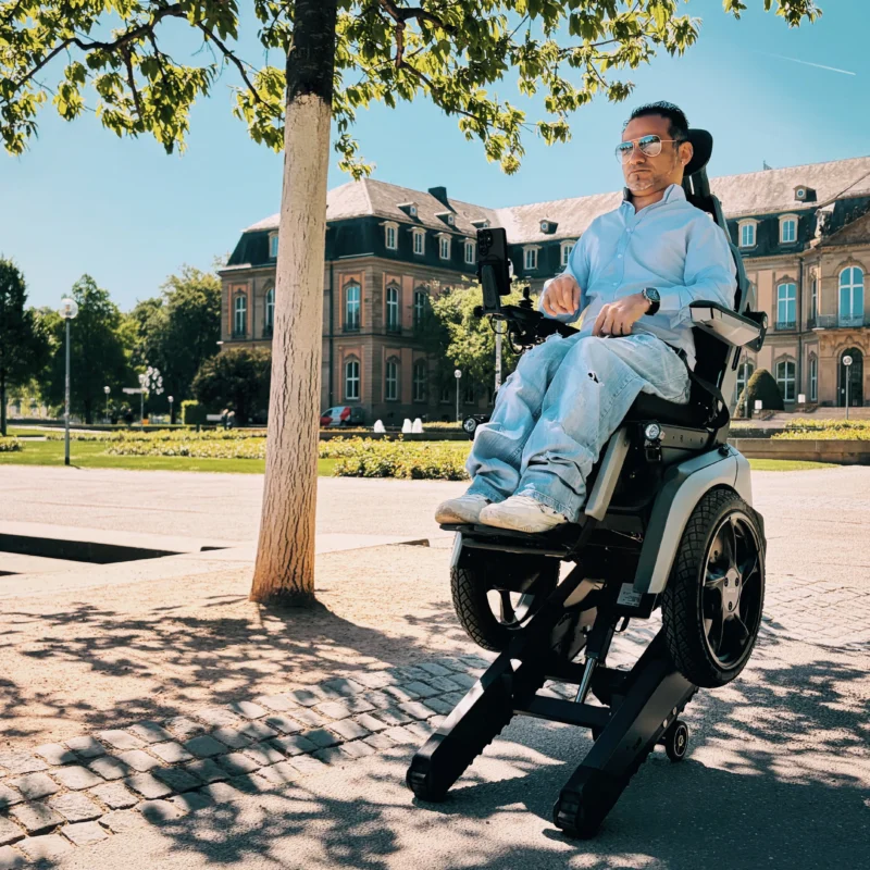 Mann im Scewo BRO Sitzlift Schlossplatz Stuttgart