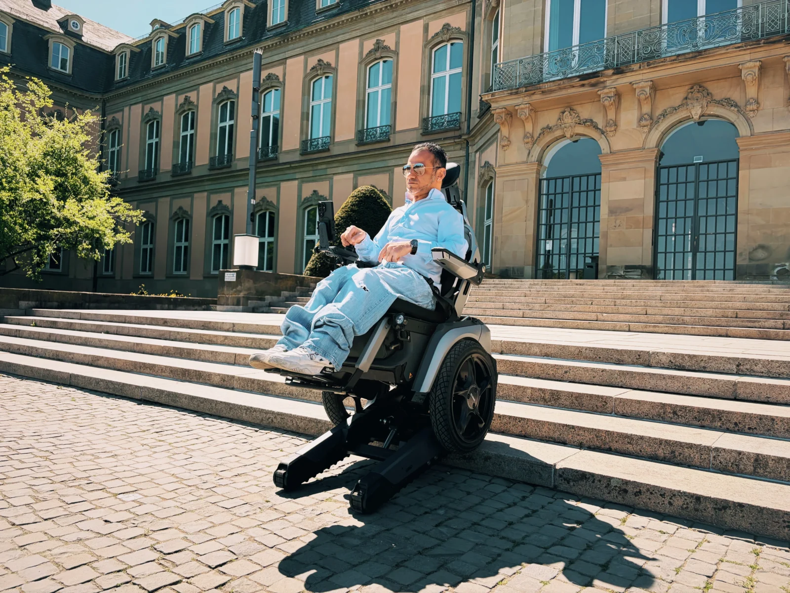 Mann steigt Treppen im Scewo BRO am Schlossplatz Stuttgart