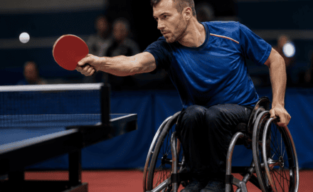 Mann während Para Tischtennis Contest