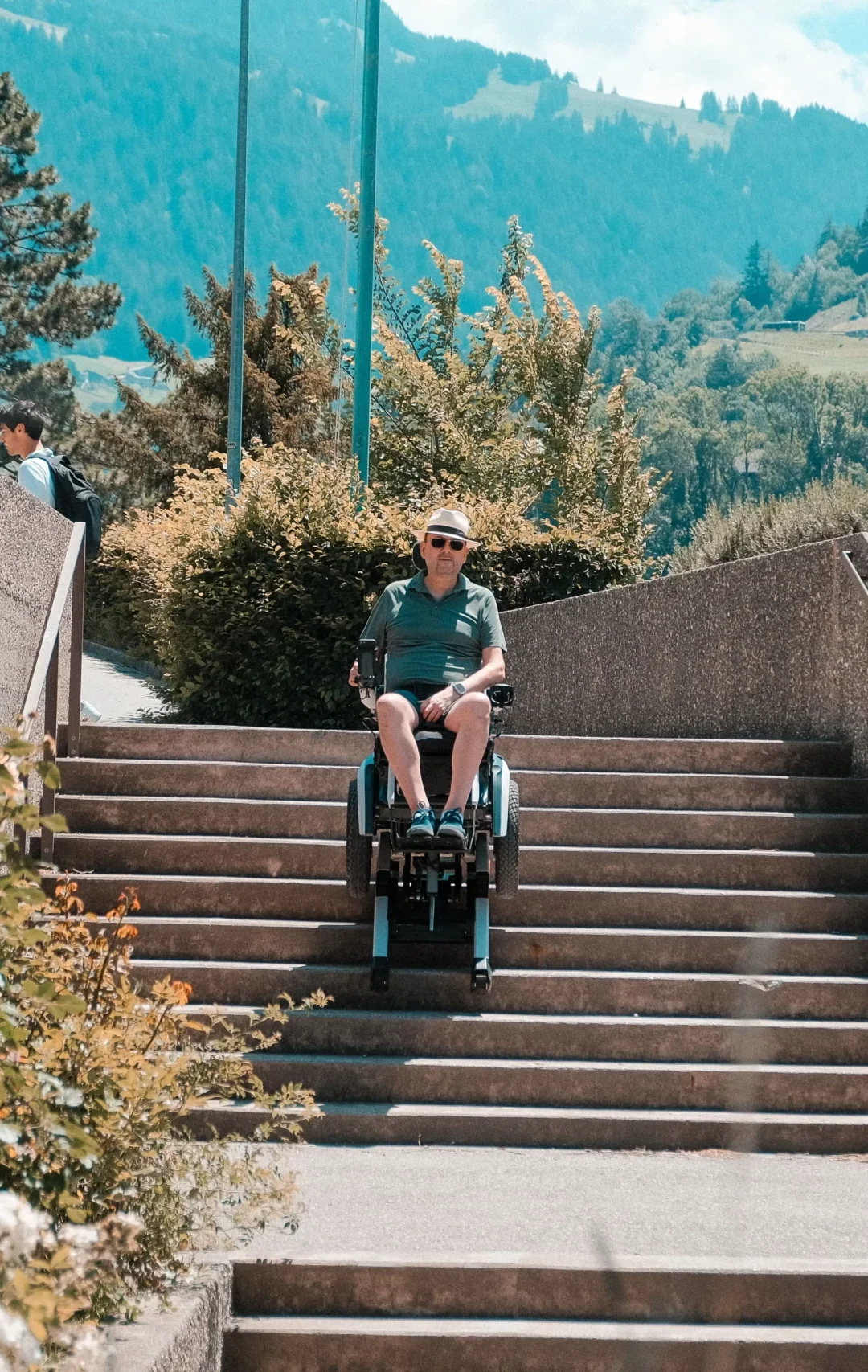 BRO Fahrer Michael Hagmann fährt in seinem treppensteigenden Elektrorollstuhl die Treppen hinunter