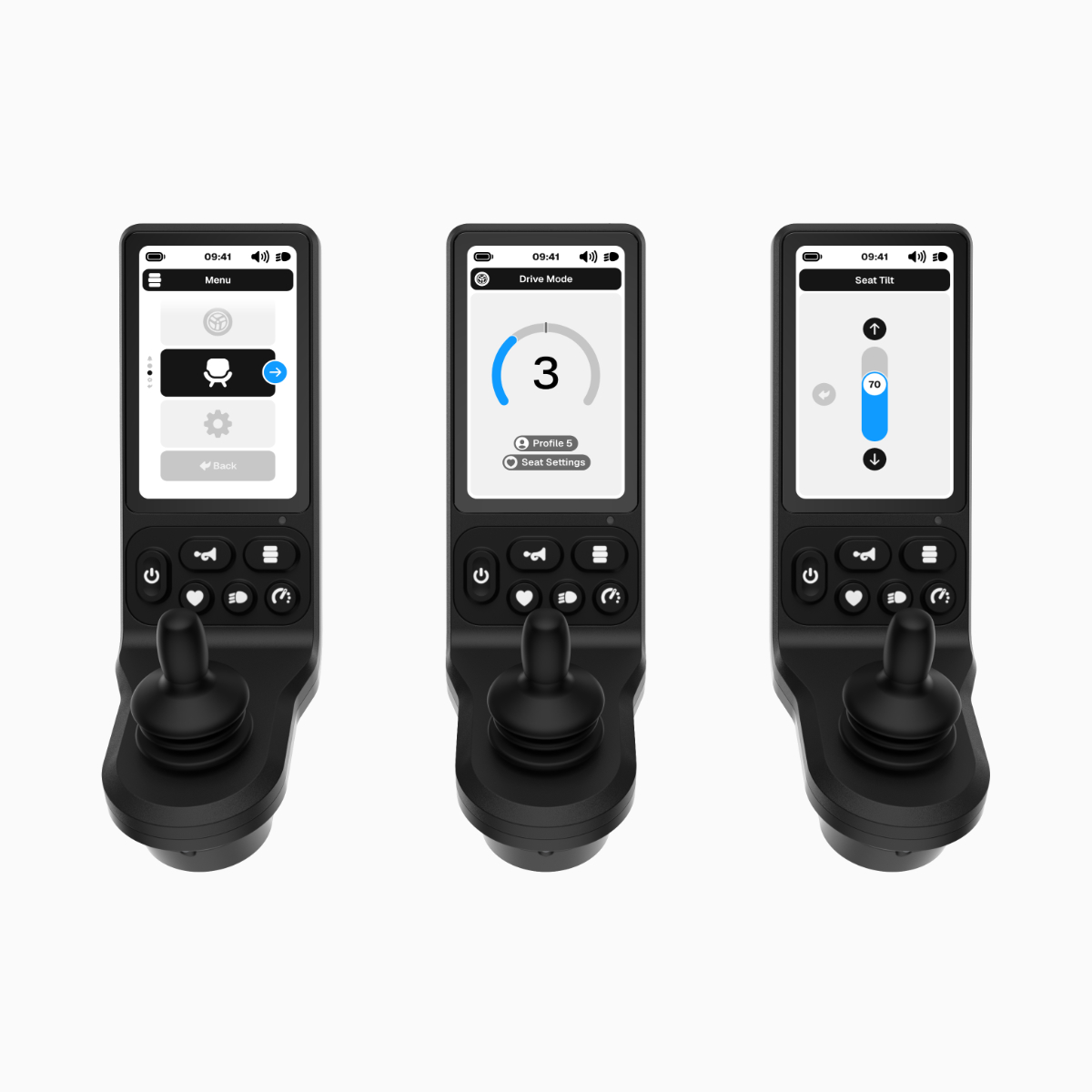 Drei Scewo GO Steuerkonsolen mit Joystick zeigen Menü, Fahrmodus und Sitzneigung.