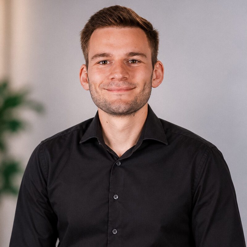 Leo Hess, Pressekontakt bei Scewo AG, Portraitfoto vor neutralem Hintergrund.