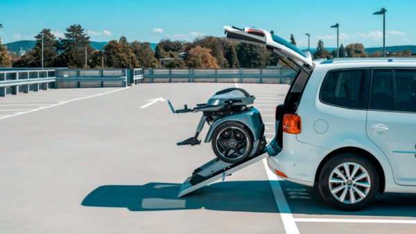 Scewo BRO fährt über eine Autorampe in den Kofferraum eines Autos.