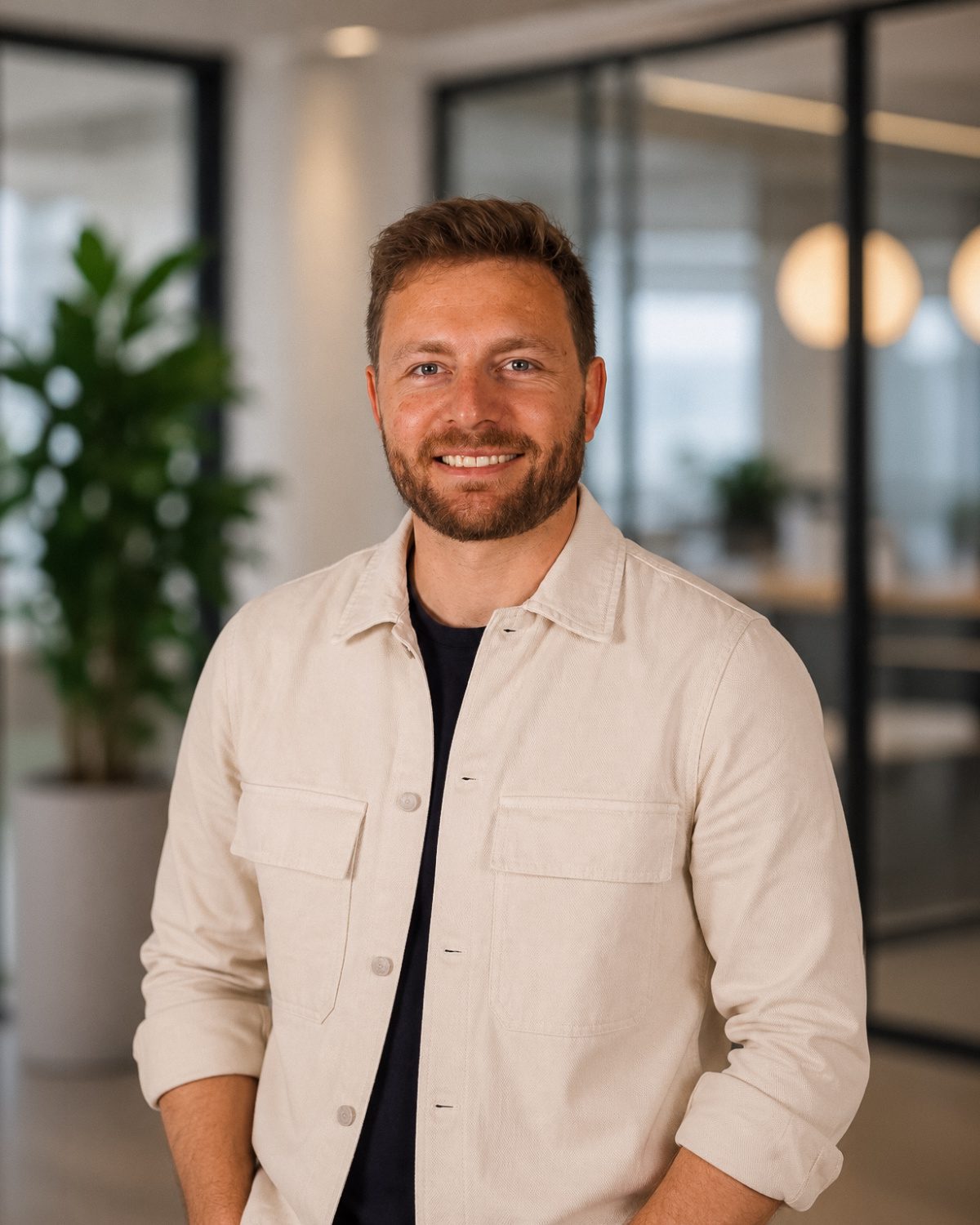Thomas Gemperle, Portraitfoto vor neutralem Bürohintergrund.